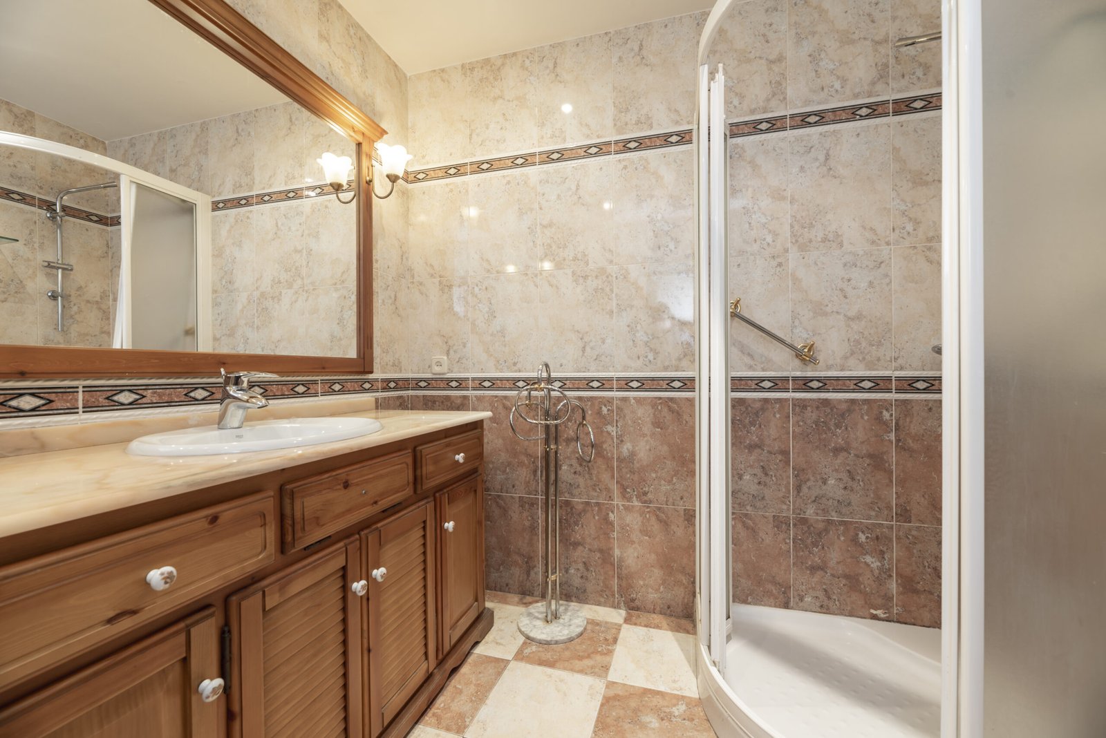 Bathroom lighting, flooring and fixtures
