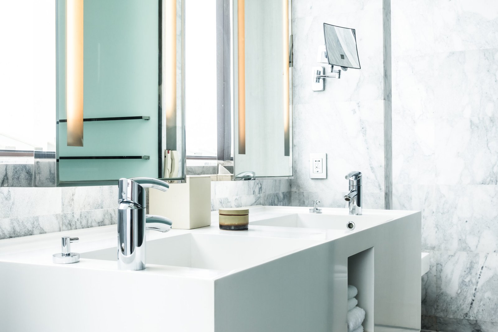 Bathroom countertops and backsplash finishes